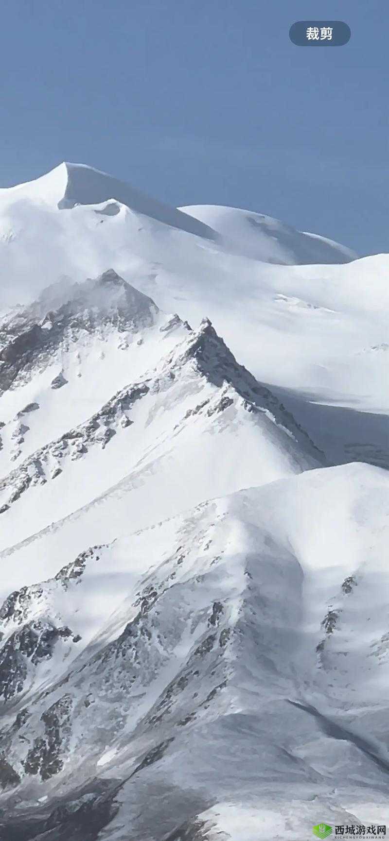 两座雪白玉峰弹跳而出的震撼瞬间,探索自然奇观的壮丽之美